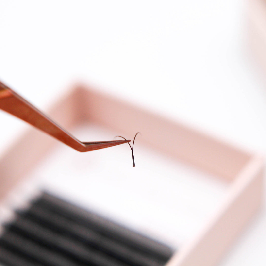YY Lashes close-up showing split tips and slim flat base